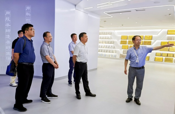 拱墅區(qū)人大常委會黨組書記、主任鮑一飛帶隊走訪托普云農(nóng)