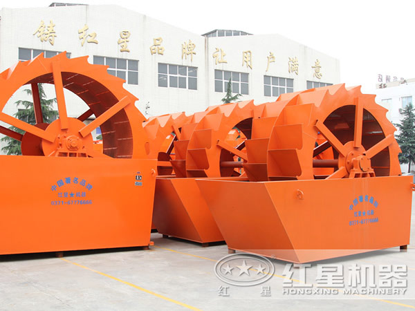 紅星廠區(qū)擺放整齊的洗砂機設(shè)備 紅星廠區(qū)擺放整齊的洗砂機設(shè)備