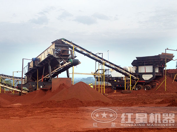 輪胎移動(dòng)軋石機(jī)作業(yè)現(xiàn)場