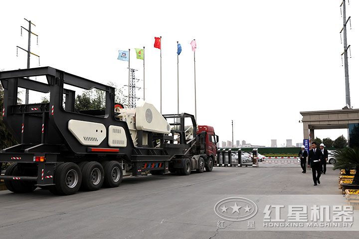 移動(dòng)石料生產(chǎn)線(xiàn)發(fā)貨現(xiàn)場(chǎng)