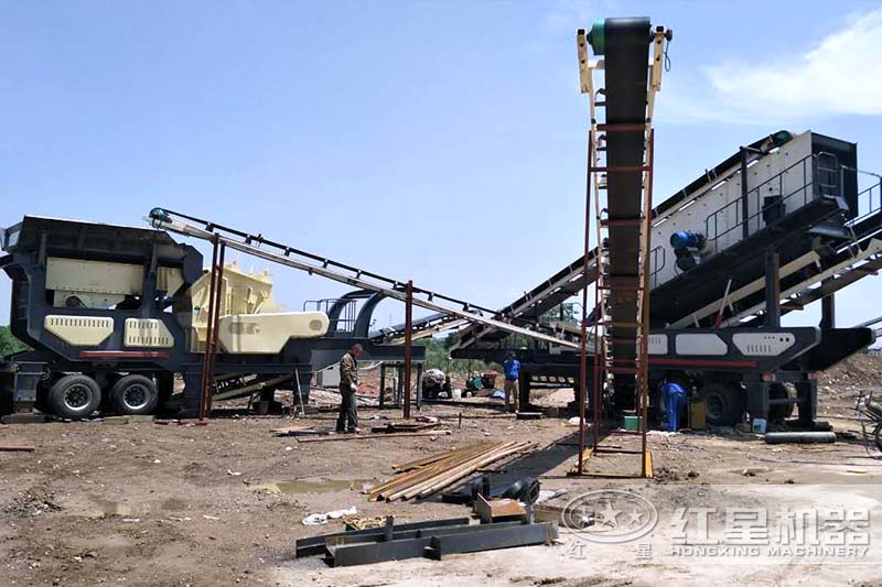 移動砂石破碎機設(shè)備現(xiàn)場